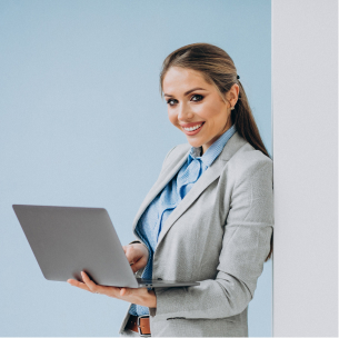 Mujer de negocios sosteniendo una computadora portátil
